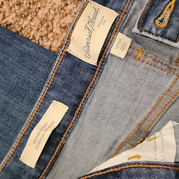 Universal Threads MidRise Skinny - Picture 2 of 3